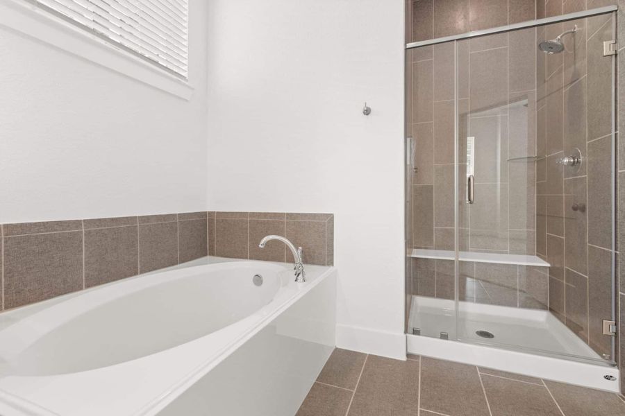 Furnished interior view inside a new home in Sienna, Missouri City (Image 8).