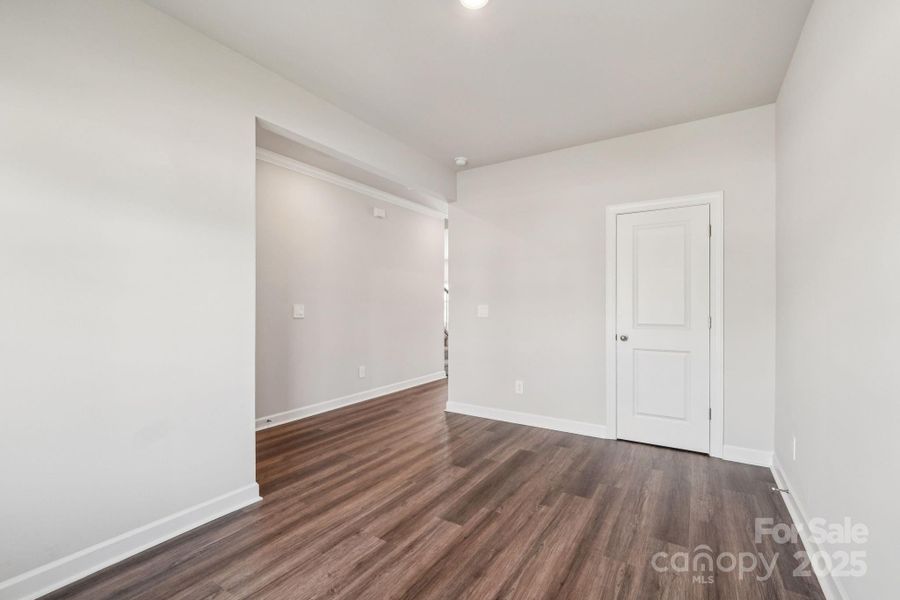 Spacious, unfurnished interior of a new home in Buffalo Ridge, Newton (Image 11).