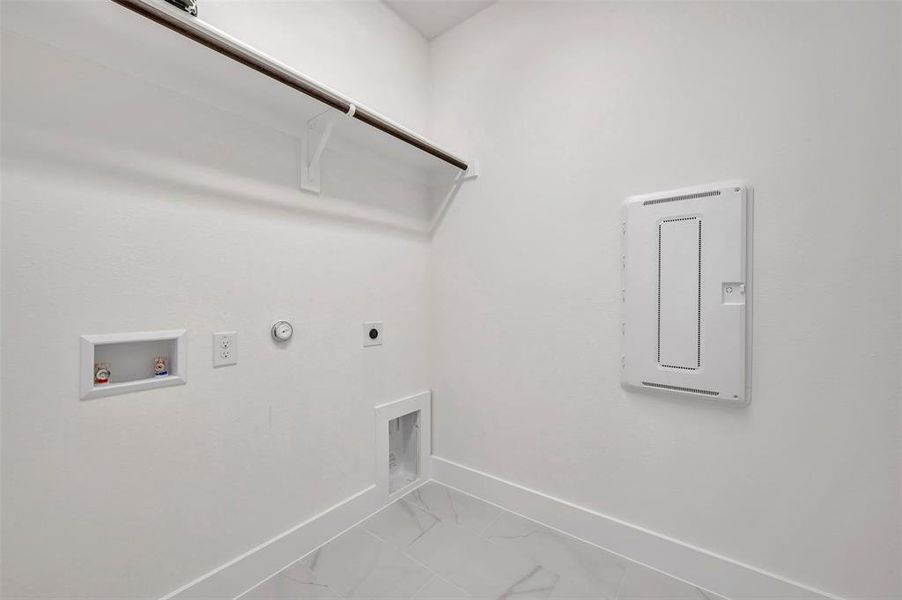 Spacious, unfurnished interior of a new home in Chaparral Park, Oak Point (Image 34).