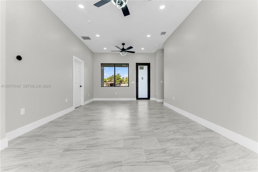 Spacious, unfurnished interior of a new home in , Fort Lauderdale (Image 18).