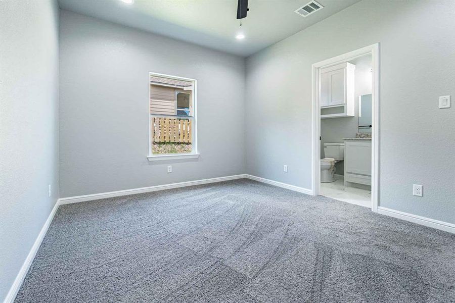 Spacious, unfurnished interior of a new home in , Granbury (Image 26).
