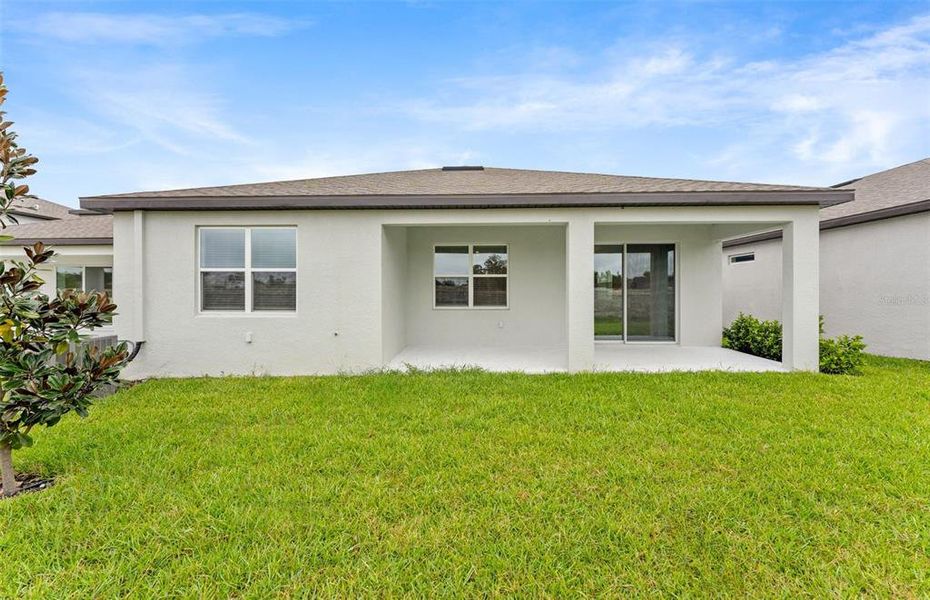 Exterior details and patio area of a home in Evergreen, Thonotosassa (Image 17).