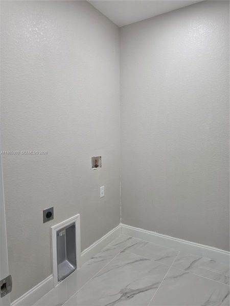 Spacious, unfurnished interior of a new home in , Lehigh Acres (Image 33).