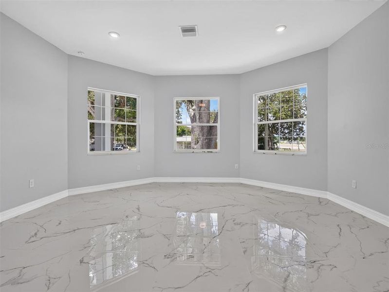 Spacious, unfurnished interior of a new home in , Plant City (Image 35).