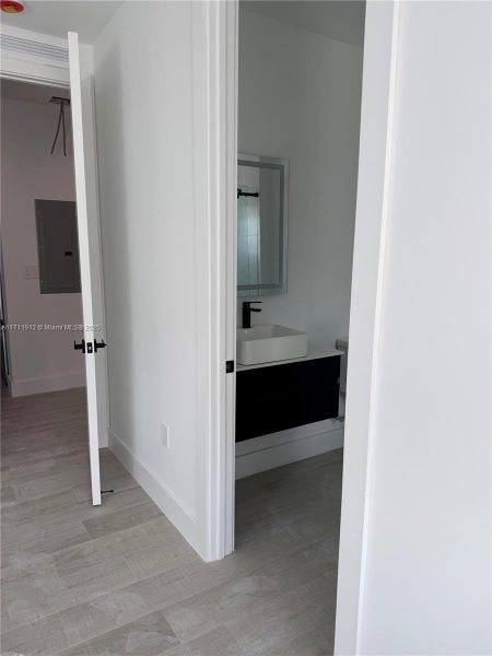 Spacious, unfurnished interior of a new home in , Hallandale Beach (Image 15).
