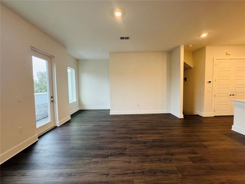 Spacious, unfurnished interior of a new home in , Oviedo (Image 25).