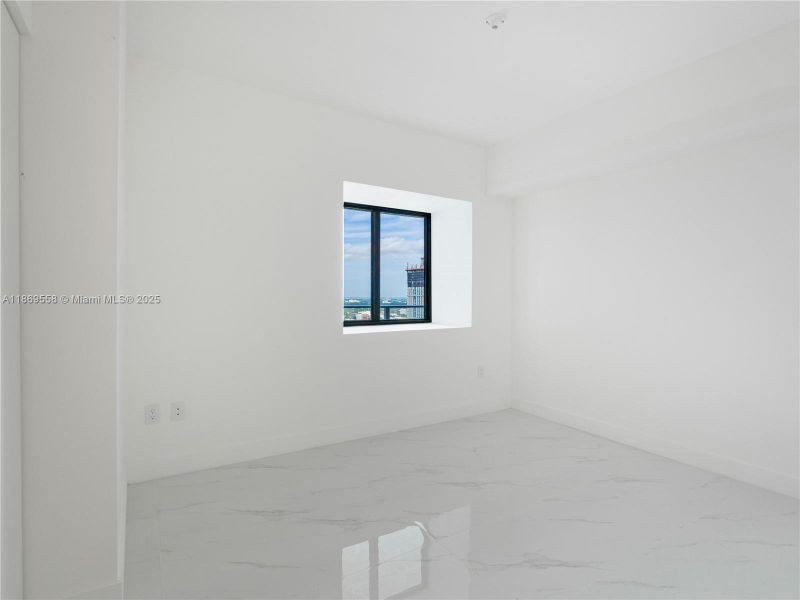 Spacious, unfurnished interior of a new home in Aria Reserve, Miami (Image 20).