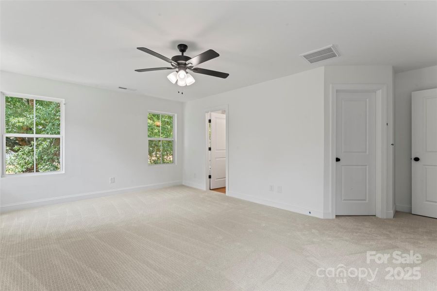 Spacious, unfurnished interior of a new home in , Harrisburg (Image 20).