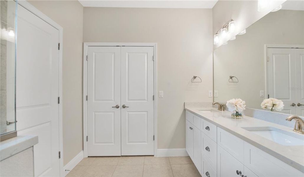 MASTER BATHROOM WITH DUAL SINKS