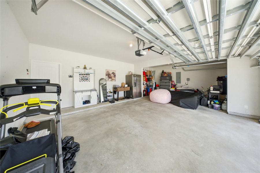 Spacious, unfurnished interior of a new home in Sierra Vista, Iowa Colony (Image 19).