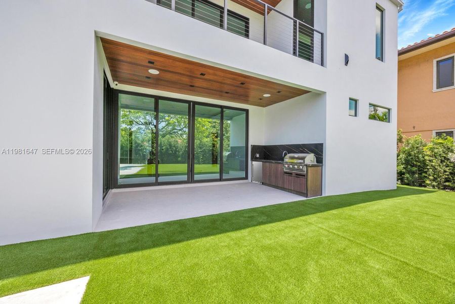 Exterior details and patio area of a home in , Miami (Image 41).