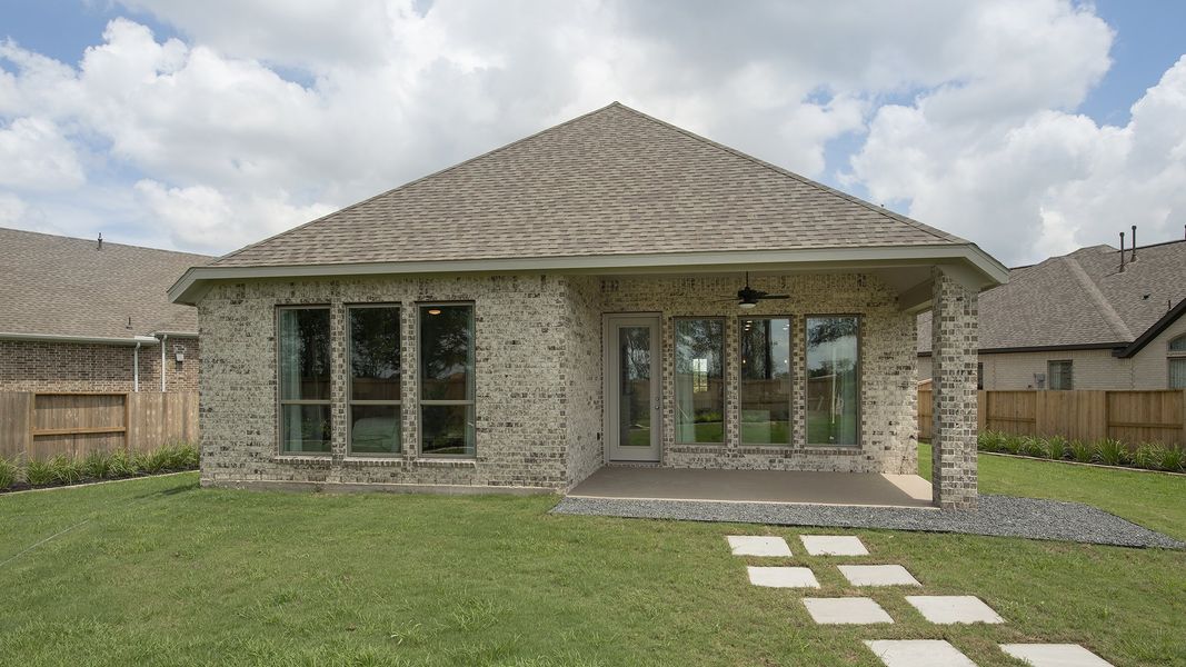 Exterior details and patio area of a home in Briggs Ranch, San Antonio (Image 3).