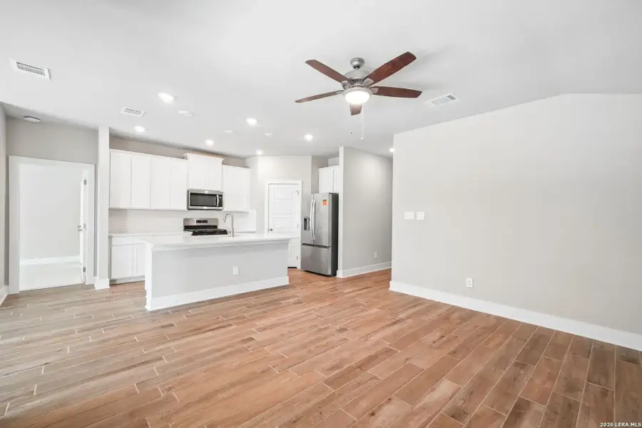 Spacious, unfurnished interior of a new home in Comanche Ridge, San Antonio (Image 16).