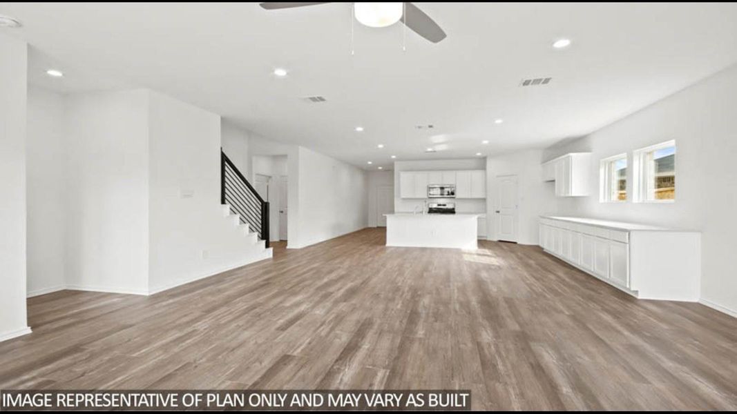 Spacious, unfurnished interior of a new home in Silverthorne, Conroe (Image 8). Spacious, unfurnished interior of a new home in Silverthorne, Conroe (Image 8).