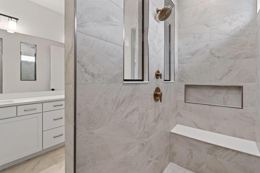 Lot67–13808DalradaAve_owner shower Lot67–13808DalradaAve_owner shower
