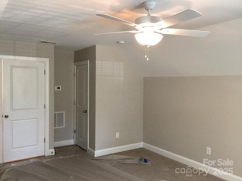 Spacious, unfurnished interior of a new home in , Harrisburg (Image 15).