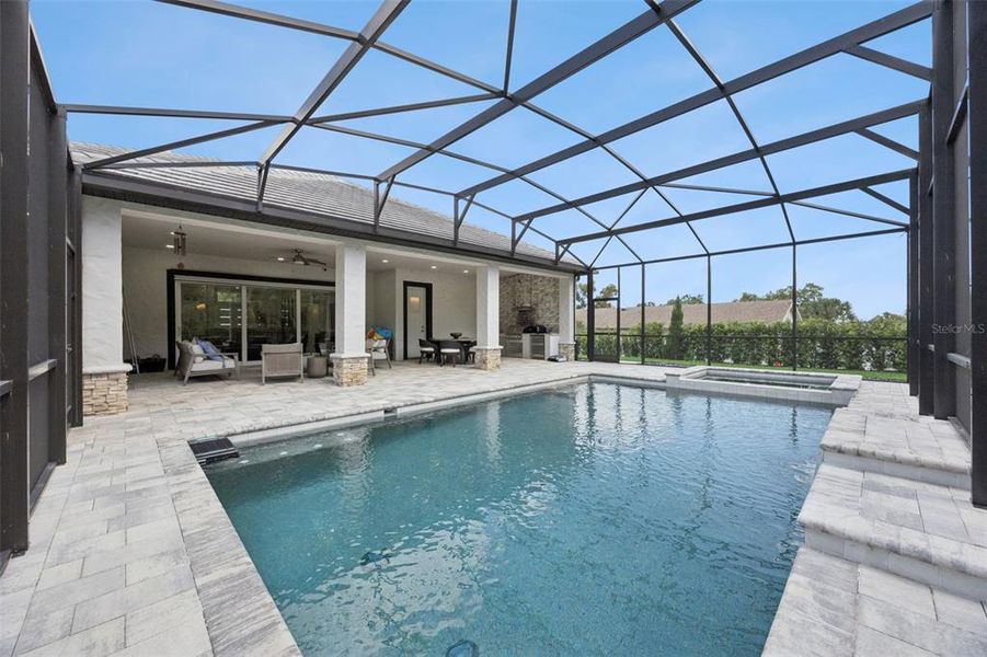 Exterior details and patio area of a home in , Clermont (Image 3).