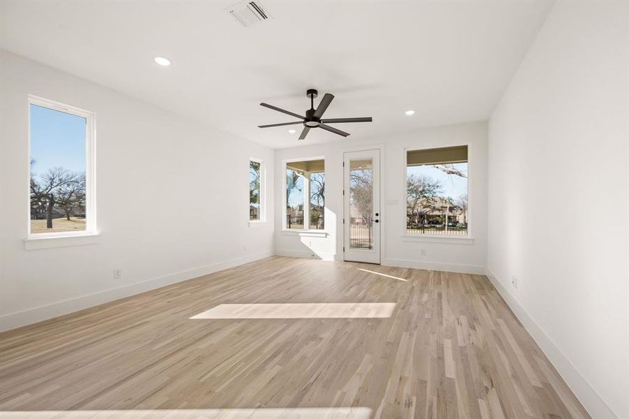 Spacious, unfurnished interior of a new home in The Resort on Eagle Mt. Lake, Fort Worth (Image 18).
