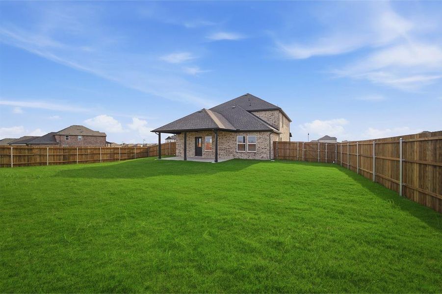 Exterior details and patio area of a home in Saddlebrook Estates, Waxahachie (Image 23).