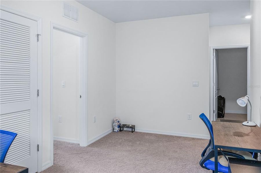 Spacious, unfurnished interior of a new home in Eagle Hammock, Eagle Lake (Image 20).