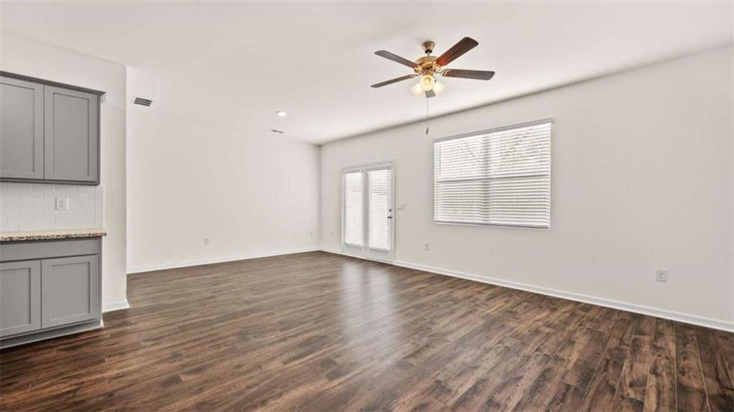 Spacious, unfurnished interior of a new home in Inverness at Sugarloaf, Lawrenceville (Image 11).