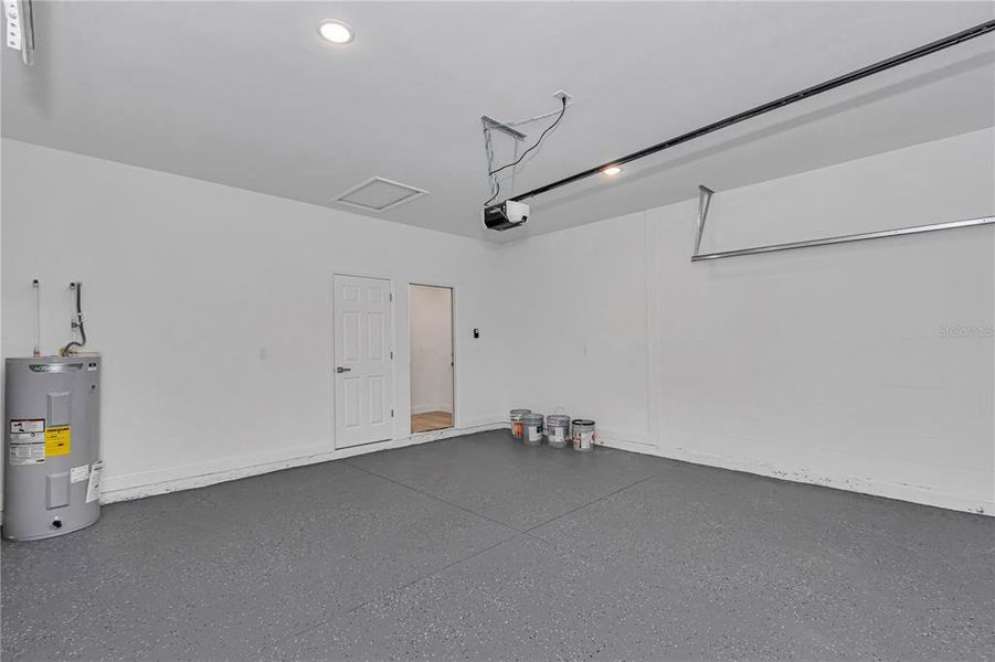 Spacious, unfurnished interior of a new home in , Citrus Springs (Image 15).