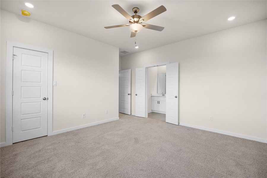 Spacious, unfurnished interior of a new home in Creekhaven, Iowa Colony (Image 28).