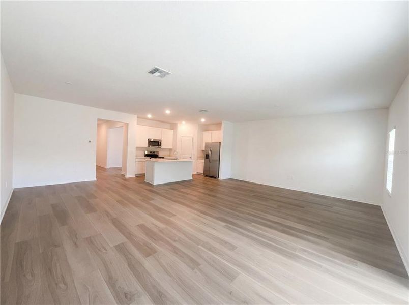 Spacious, unfurnished interior of a new home in Grand Park, Dunnellon (Image 16).