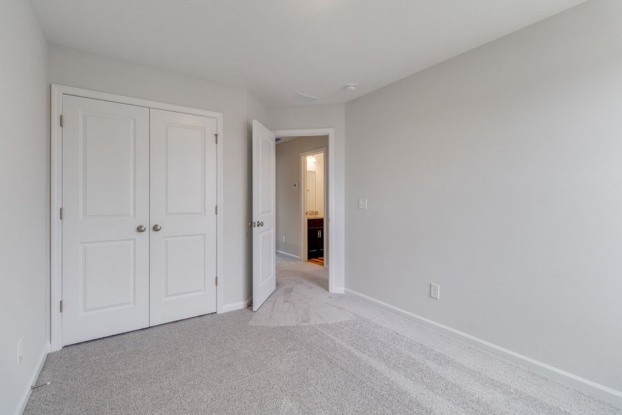 Spacious, unfurnished interior of a new home in Astoria, Columbia (Image 26).