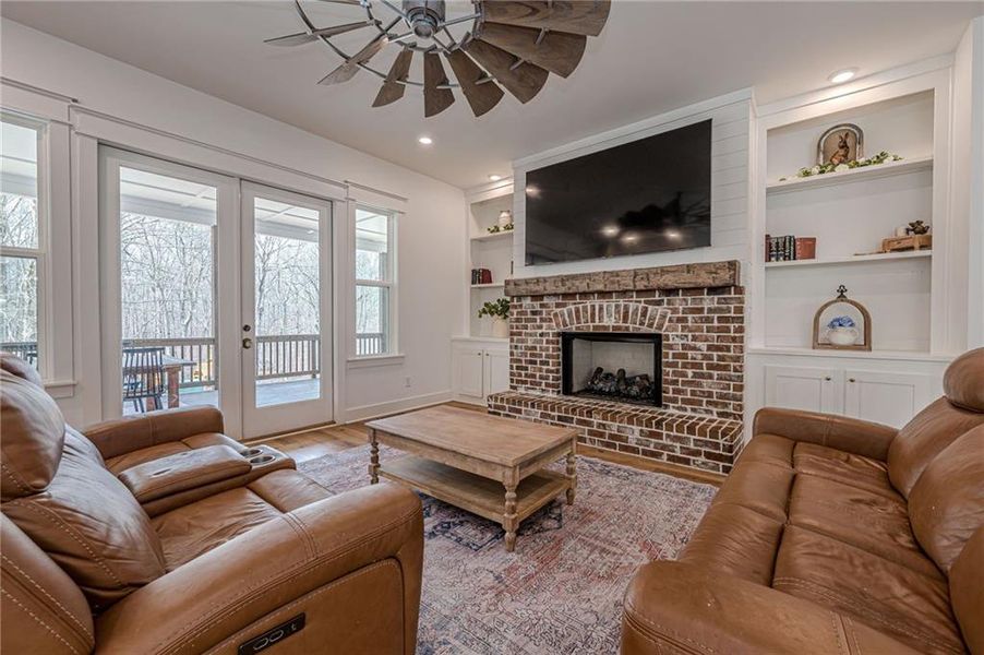 Furnished interior view inside a new home in , Waleska (Image 53).