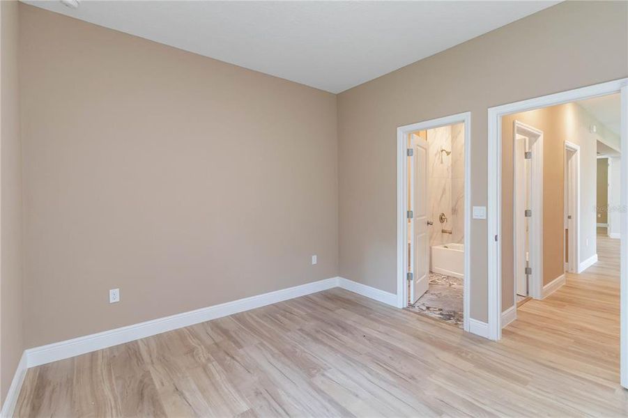 Spacious, unfurnished interior of a new home in , Clermont (Image 43).