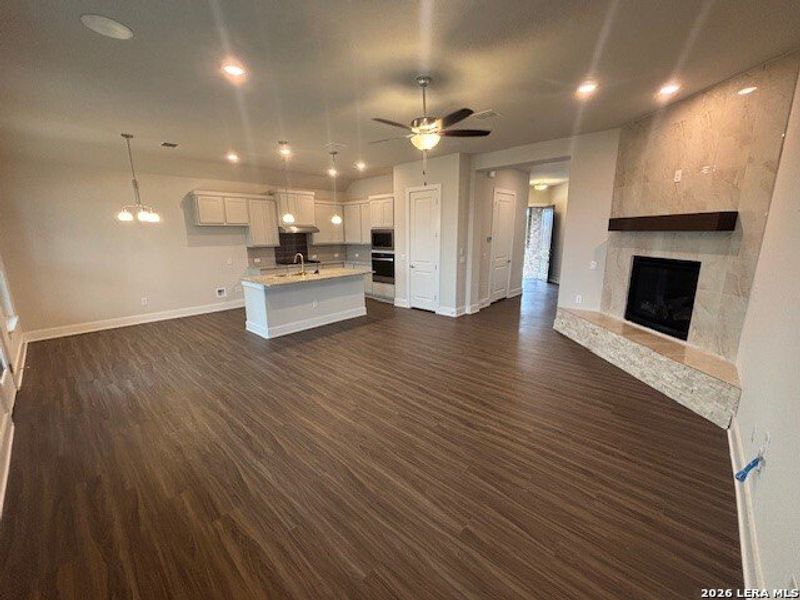 Spacious, unfurnished interior of a new home in Cibolo Crossing, Universal City (Image 7).
