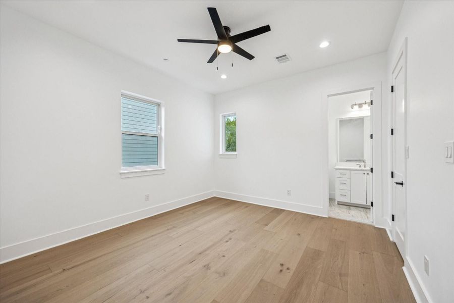 Spacious, unfurnished interior of a new home in , Bellaire (Image 32).