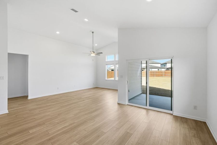Spacious, unfurnished interior of a new home in Emory Crossing, Hutto (Image 9).