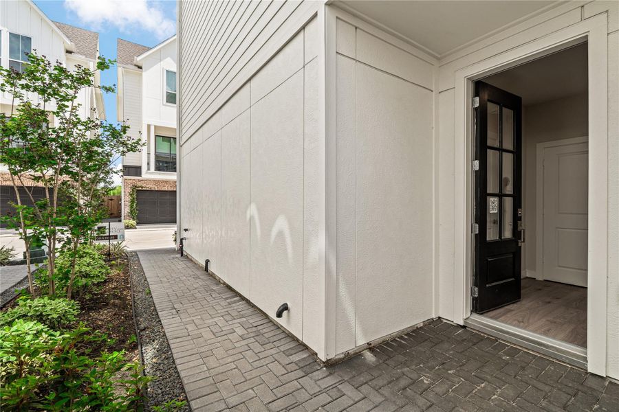 Exterior details and patio area of a home in Willowbend Point, Houston (Image 3).