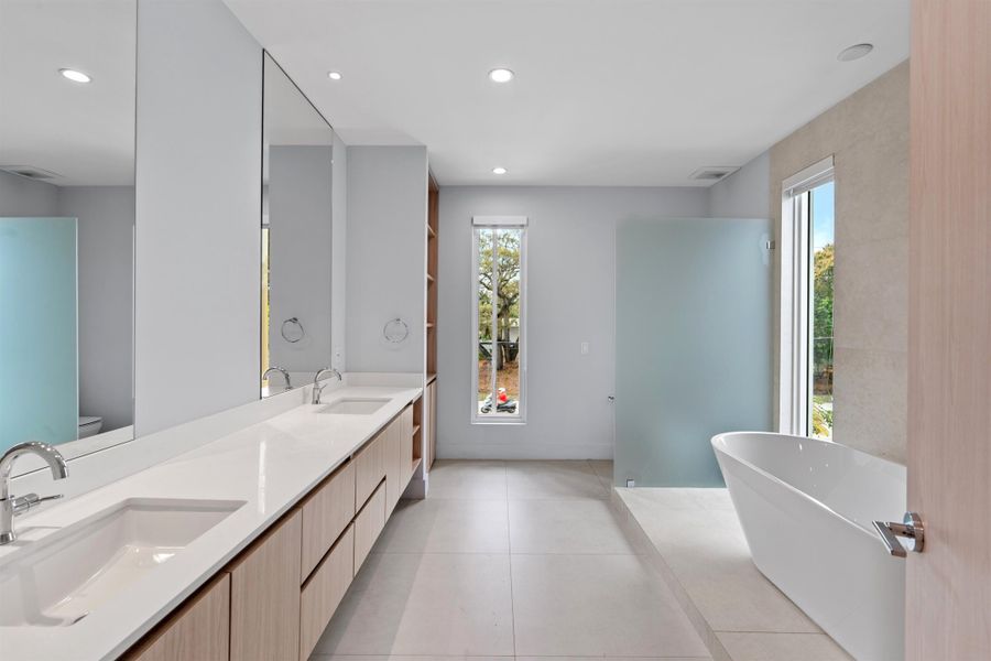 PRIMARY_BATHROOM_STRAIGHT_DT