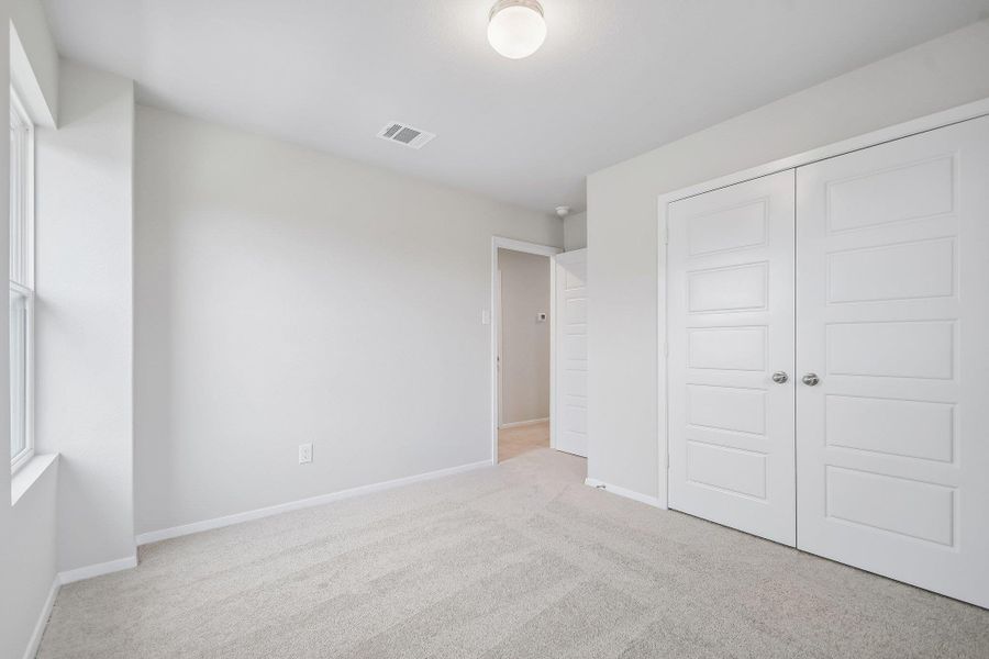 Spacious, unfurnished interior of a new home in Hymeadow, San Marcos (Image 16).