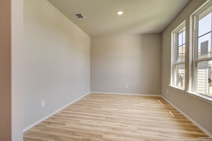 Spacious, unfurnished interior of a new home in Hickory Ridge, San Antonio (Image 44).