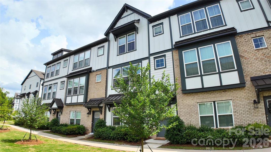 Condo located in Davidson, NC showcasing its design and architecture (Image 5).