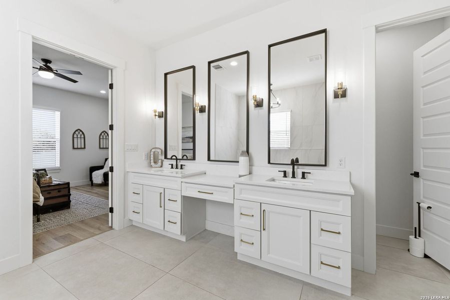 Furnished interior view inside a new home in , Bandera (Image 41).