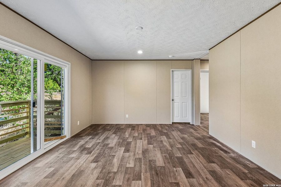 Spacious, unfurnished interior of a new home in , Hondo (Image 42).