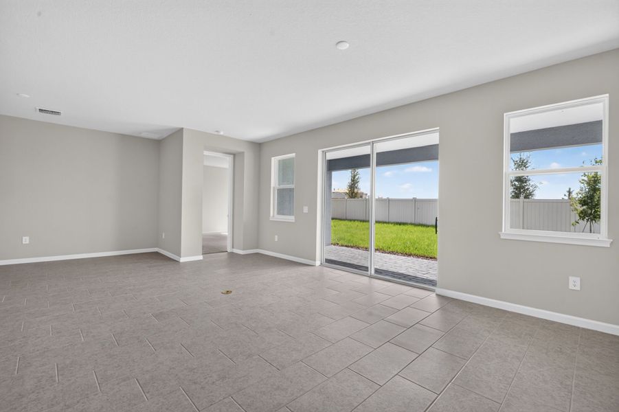 Spacious, unfurnished interior of a new home in Pasadena Ridge Master, Dade City (Image 8).