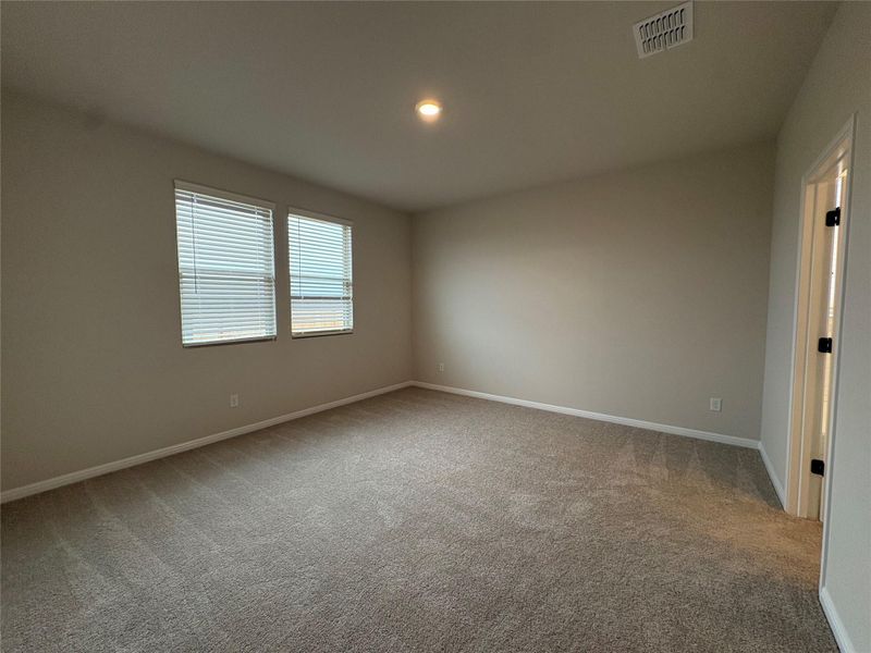 Spacious, unfurnished interior of a new home in Willow Springs, Buda (Image 23).