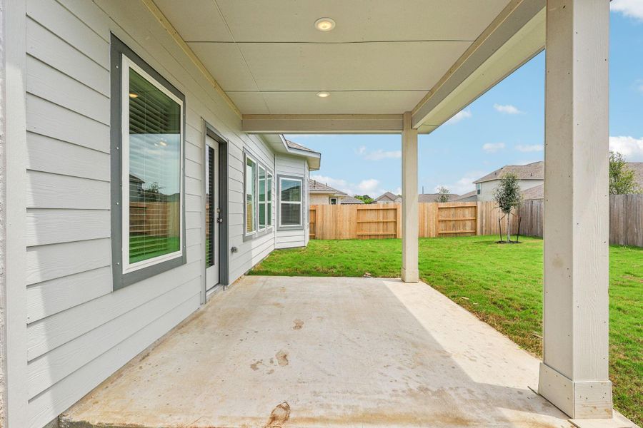Exterior details and patio area of a home in Southwinds, Baytown (Image 26).
