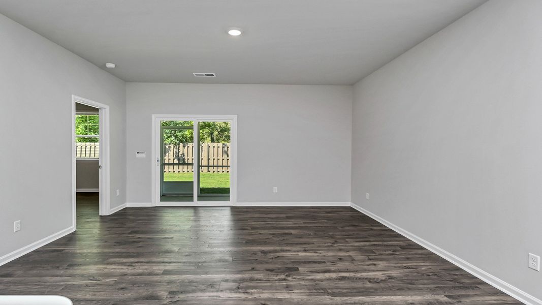 Spacious, unfurnished interior of a new home in Mulberry Landing, Orangeburg (Image 12).