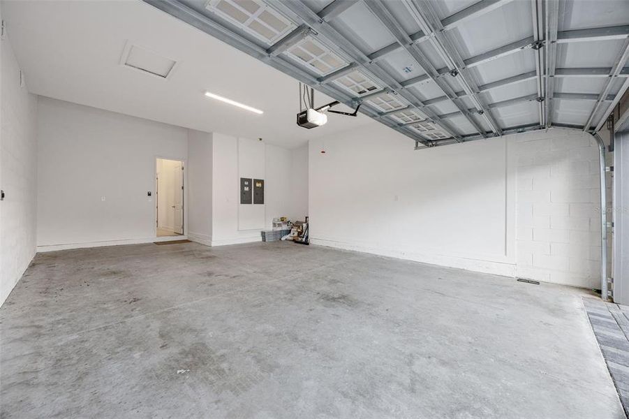 Spacious, unfurnished interior of a new home in , Winter Garden (Image 26).