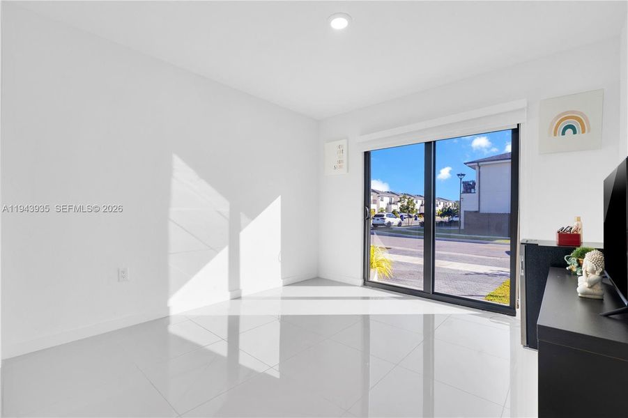 Spacious, unfurnished interior of a new home in , Florida City (Image 18).