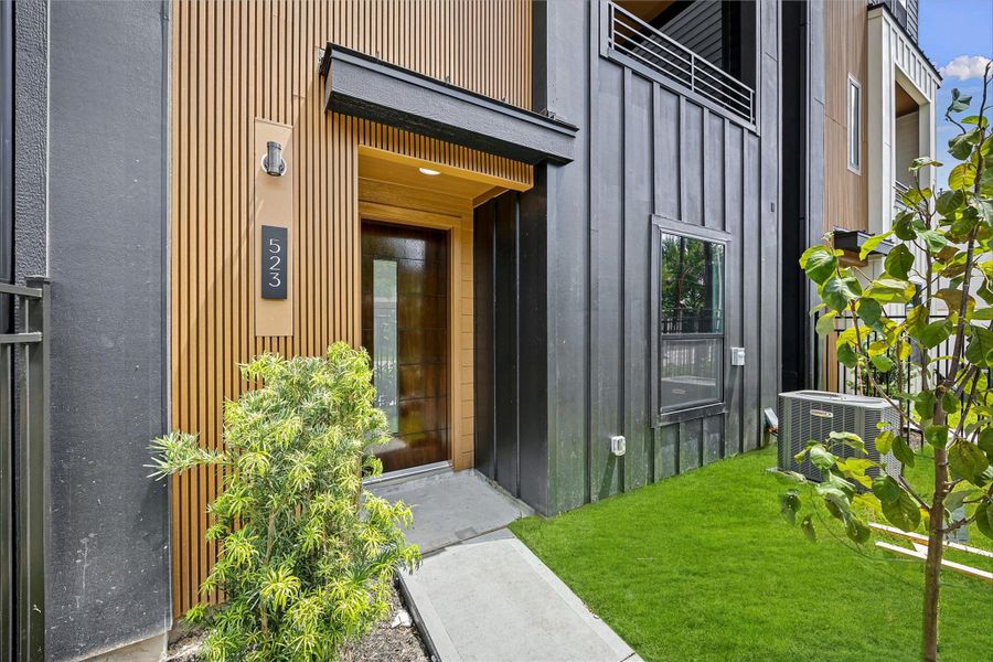 Exterior details and patio area of a home in Shepherd Heights, Houston (Image 3).