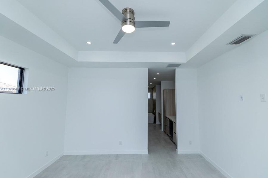 Spacious, unfurnished interior of a new home in , Cape Coral (Image 17).