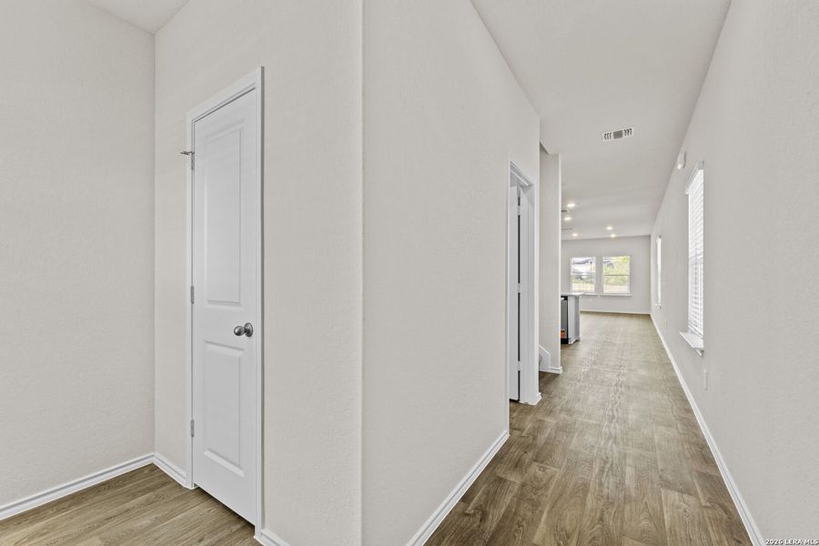 Spacious, unfurnished interior of a new home in Laurel Vistas, San Antonio (Image 25).